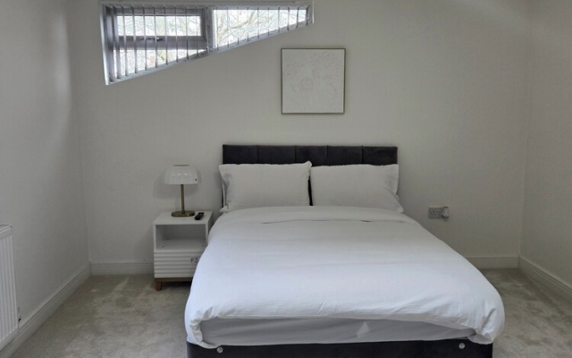 House Sleeps 2 With Garden and Parking