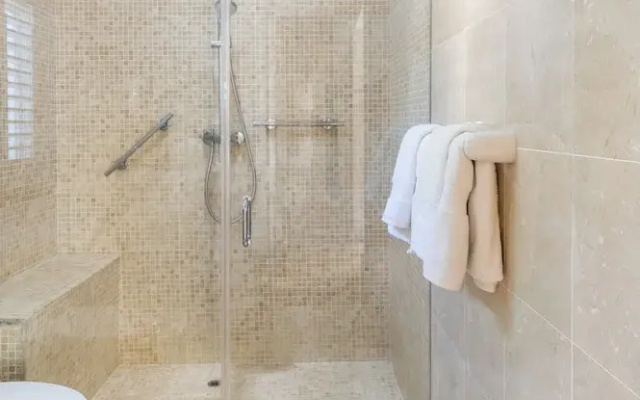 Waterfalls - 6 bed Peaceful and Secure Luxury