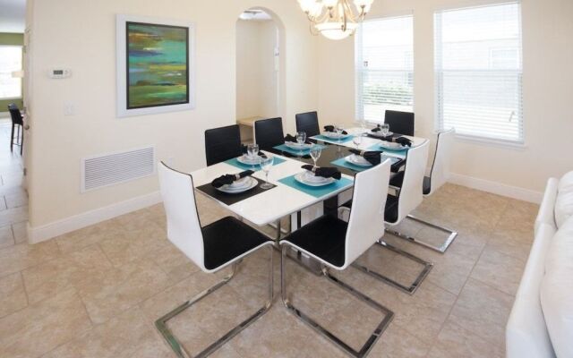 Oakview 4213 6 Br villa by RedAwning