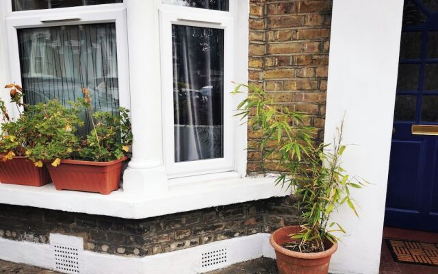 1-bed Victorian gf Apartment in London