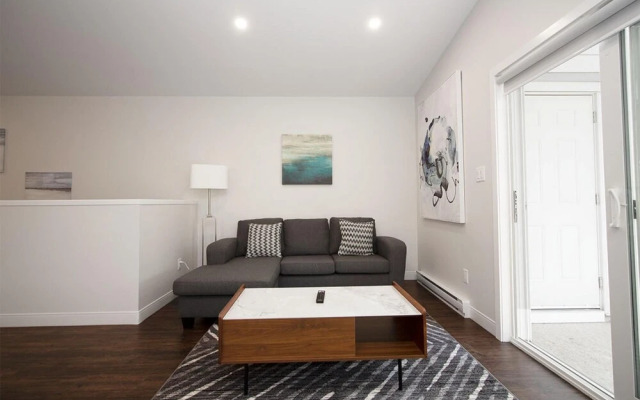 Gorgeous 2-bedrooms Duplex Upper Unit