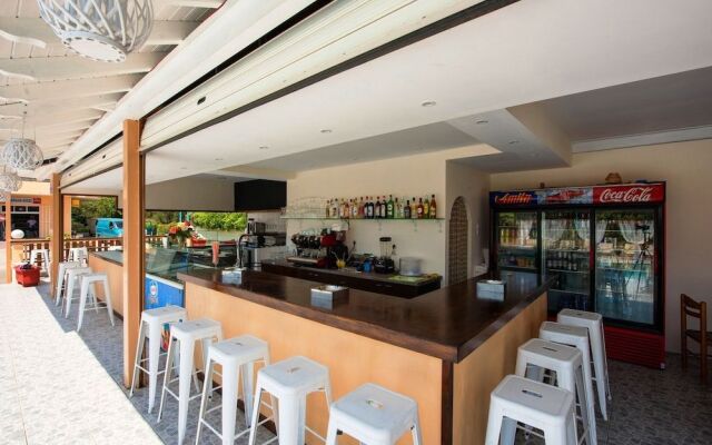 Sandy Beach Complex by Konnect - Poolside Studios and Seaside Apartments