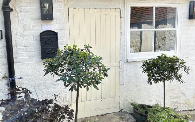 Close to Goodwood- Dogs Welcome -3 Beds & Parking