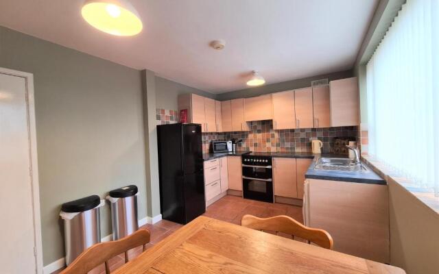 3 Bedroom Apartment Coventry - Hosted by Coventry Accommodation