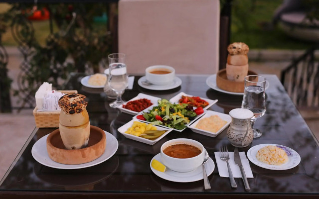 Holiday Cave Hotel