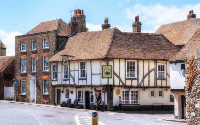 "A Stylish Apartment on the Outskirts of Sandwich in Kent"