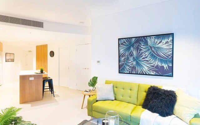Brand New Heart Of City Executive Apartment
