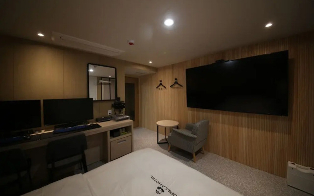 Gorilla Hotel the  Wonju