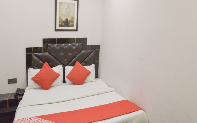 OYO Flagship 3352 Krishna Guest Lines Bagri Market