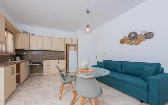 Golden Sunrise Suites - Santorini Pool Bliss Suite