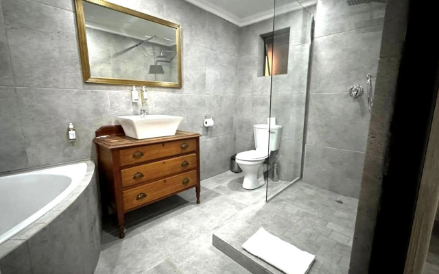 Shangri-La Country Hotel