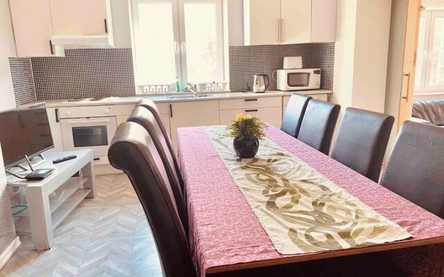 Bjurvik's Villa - Flat 2 - Business Customers Only