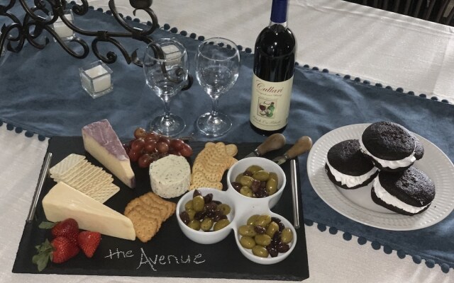 The Avenue Guesthouse and Gallery