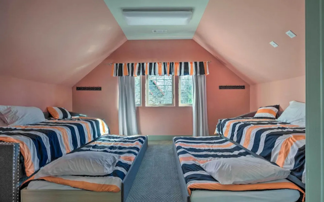 Falling Water Chalet Upper Unit: Near Bike Trails!
