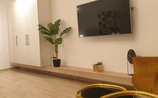 Golden Studio - private parking