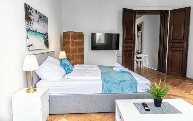 Near AKH Hospital 2 Stylish Apartments