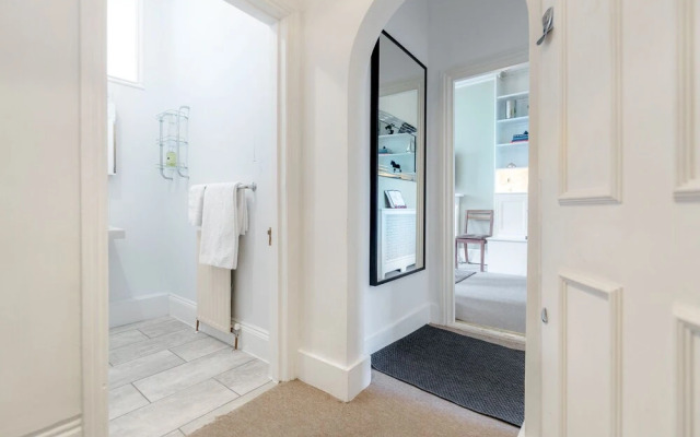 Earls Court Apartments by BaseToGo
