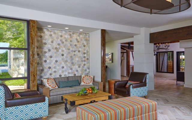 Fredericksburg Inn & Suites