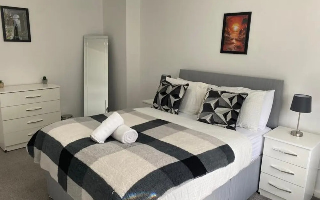 Birmingham - 4BR - Sleeps 9 - Parking - Garden