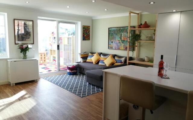 Spacious townhouse with sea views near Cardiff