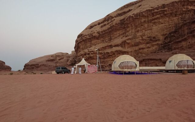 Desert planet camp