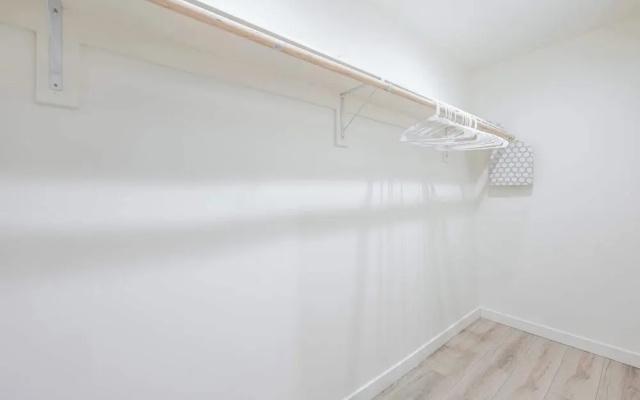 Not Affected by the Fire/spacious Modern Retreat w Luxury Amenities & Style