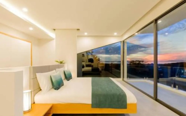 Yamu Hills Panoramic Ocean View 6 Bed Luxury Vila