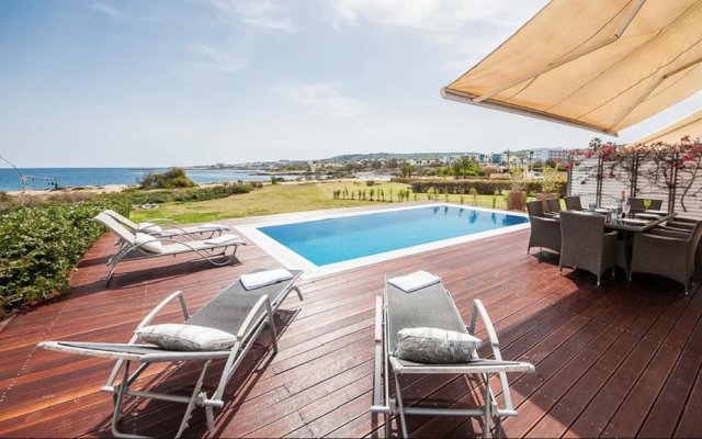 Luxury Bay View Villa 20 Right On Τhe Beach