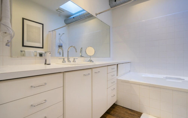 Applewood Suites - The Ossington Loft