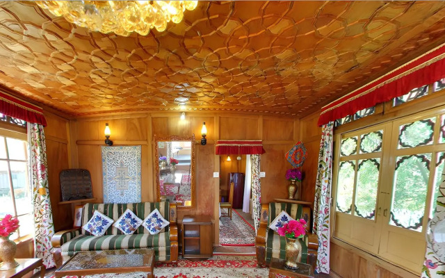 Peacock Houseboats