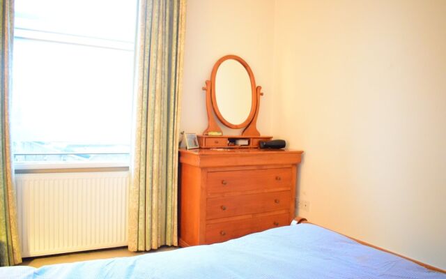 Kensington 2 Bedroom Flat With Balcony