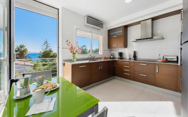 Vistafar - Private Pool & Only 50m to the Sea