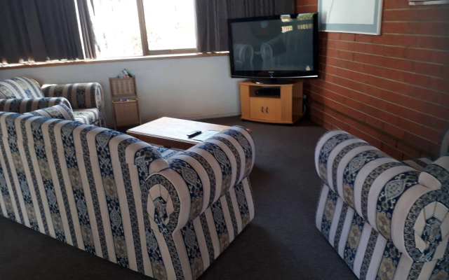 Moe Motor Inn