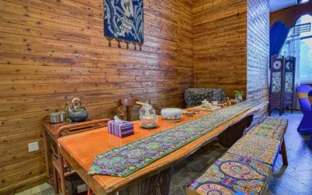 24° North Latitude Theme Hotel