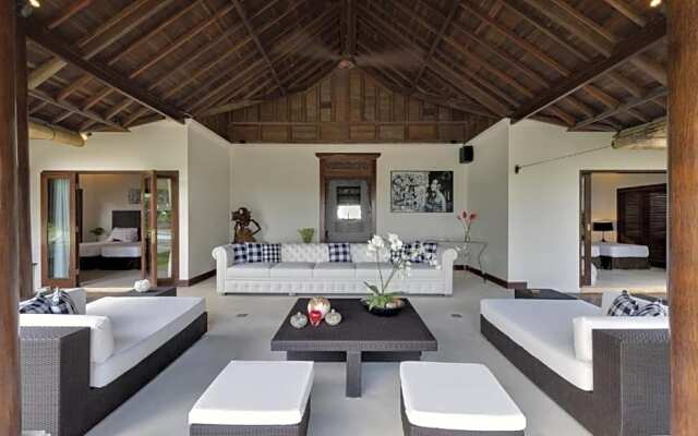 Spacious 8 bedroom pool villa in Canggu