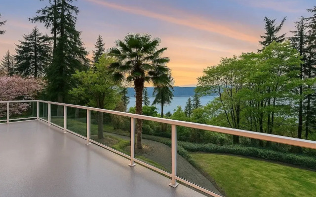 Luxury 180 degree Lake View