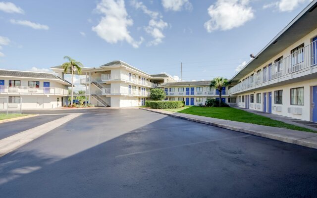 Motel 6 Lakeland, FL
