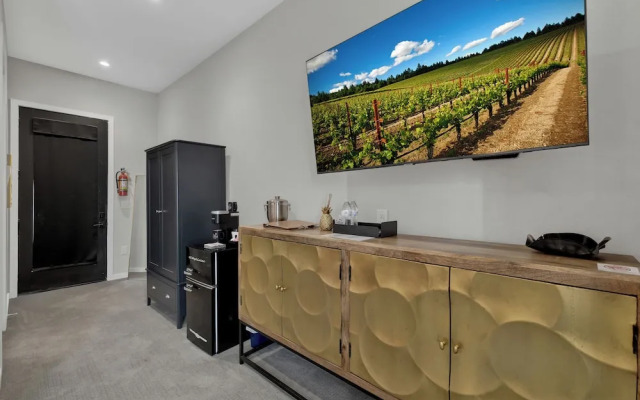 The Bentley Hotel - Beatles Room - Hill Country View