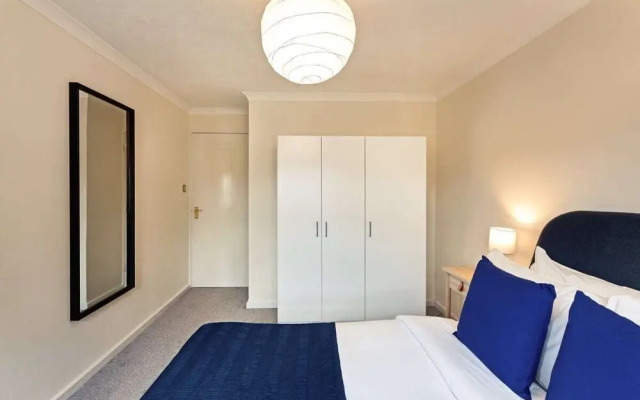 Comfy 6-sleeper Apt w/ Large Patio in W Kensington