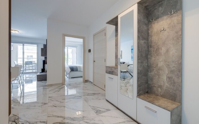 Modern Apartment Steps to St George's Bay