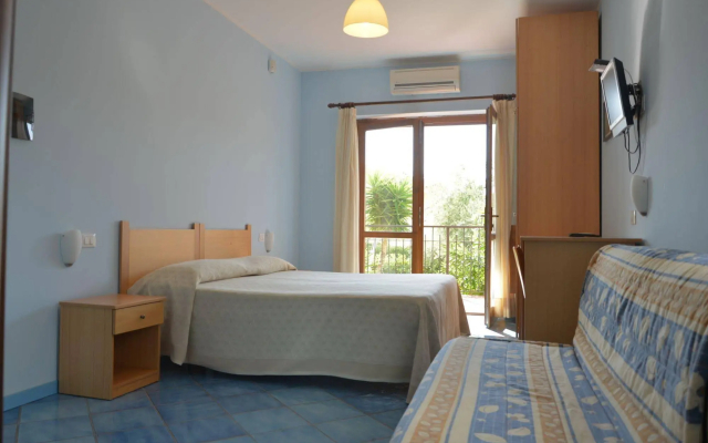 Larus Hotel