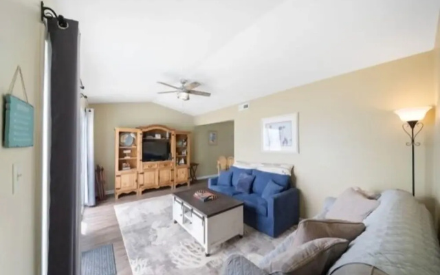 Captain's Quarter 2 Bedroom Condo by Redawning