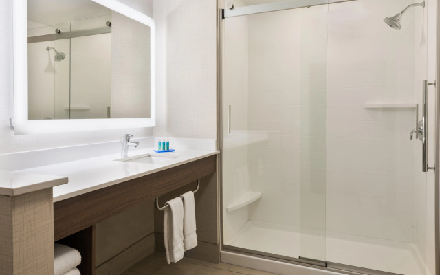 Holiday Inn Express & Suites Columbus Airport East by IHG