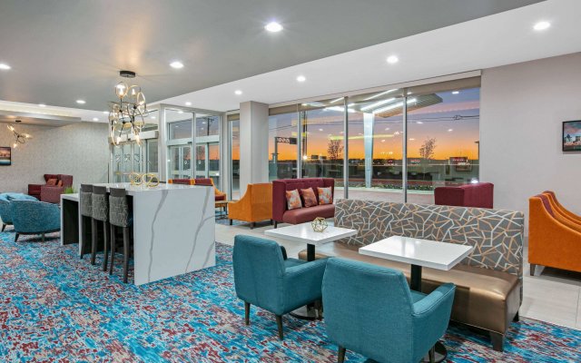 La Quinta Inn & Suites by Wyndham DFW West-Glade Parks