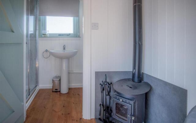 Willow - 1 Bedroom Shepherds Hut - Amroth