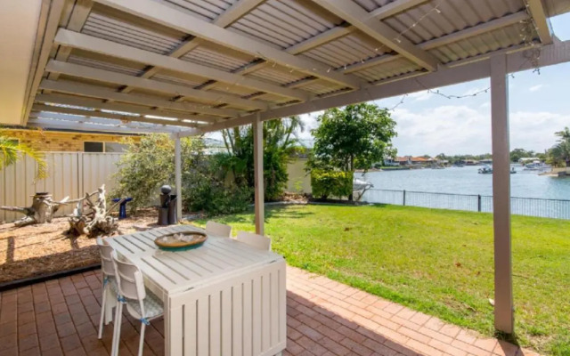 Lowset home on the canal - Dolphin Dr, Bongaree