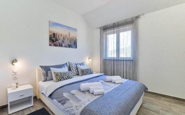 Pool apartment Leonardo