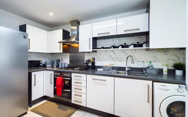 Cheerful 5-BDR/3-BATH House w/ Free Parking