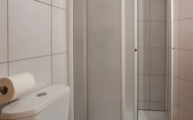 Flat in excellent location with private parking
