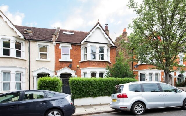 Majestic 4BR Family Home in West London